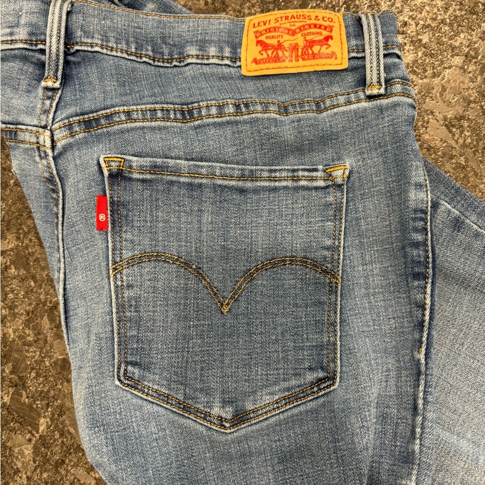 Levi’s 312 shaping slim fit